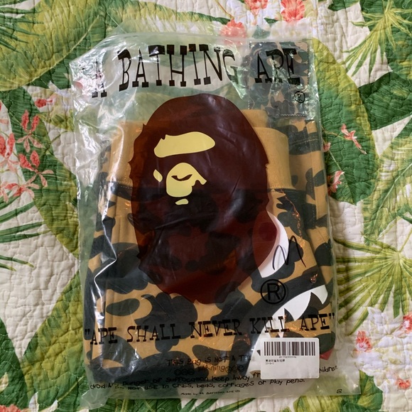 BAPE 1st Camo shark sweatshorts - Picture 2 of 5